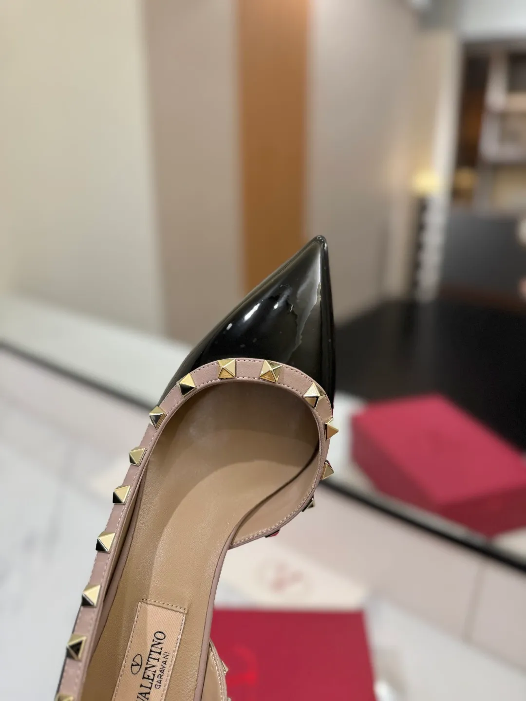 👟👟Ex-factory price 580👟👟 Valentino/Valentino rivet VT classic shoes, top replica! The side curves are perfect, the original molded custom-made rust-free rivets, and the textured hardware bring out a full sense of high-end, giving you a genuine foot feel! The first choice for high-end customers❤️ [Material] Upper: Original imported custom patent leather Lining: Original imported goatskin Outsole: Imported pearlescent leather outsole Heel height: 6.5CM Code number: 35-39 [34, 40, 41, 42 custom-made are not returnable]